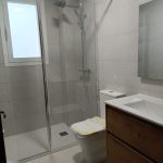 Reforma piso Calle Calzadas Burgos - baño reformado con plato de ducha y alicatado nuevo