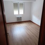 Reforma piso Calle Calzadas Burgos - habitación con suelo de tarima y ventanas