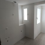 Reforma piso Calle Calzadas Burgos - cocina reformada con muebles modernos y encimera