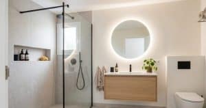 Reformar bano en Burgos: diseno con ducha y mueble suspendido para ganar espacio