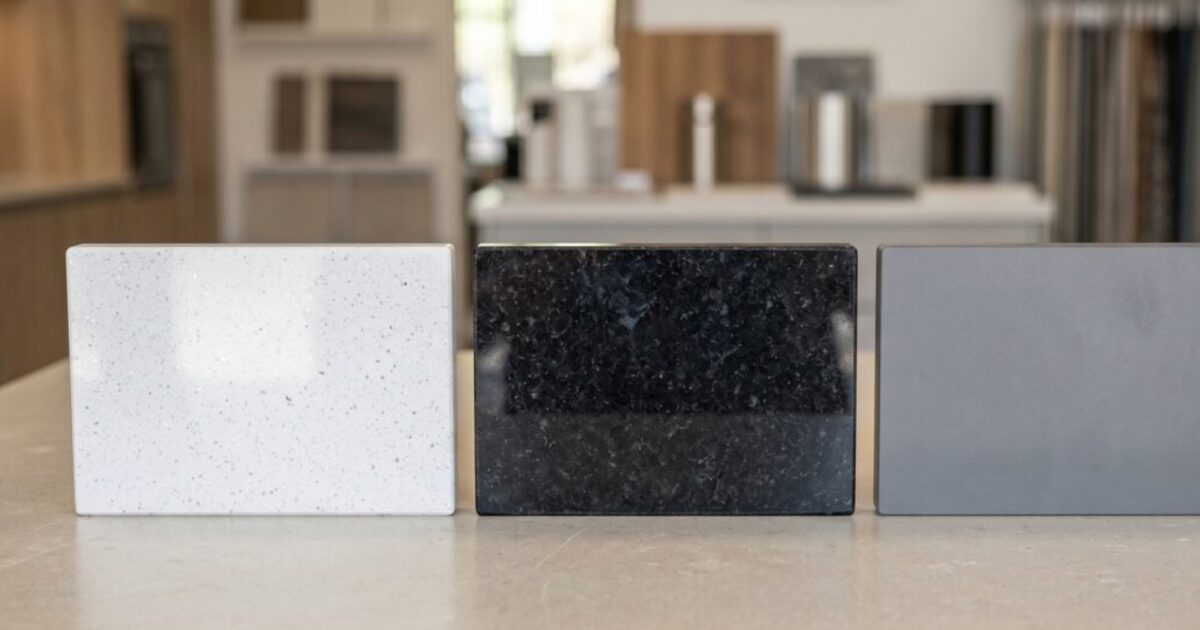 Encimeras de cocina: comparativa de Silestone, granito y laminada en showroom