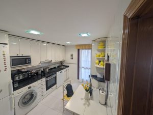 Cocina antigua con suelo de baldosa clara antes de la reforma, en una vivienda de Burgos capital