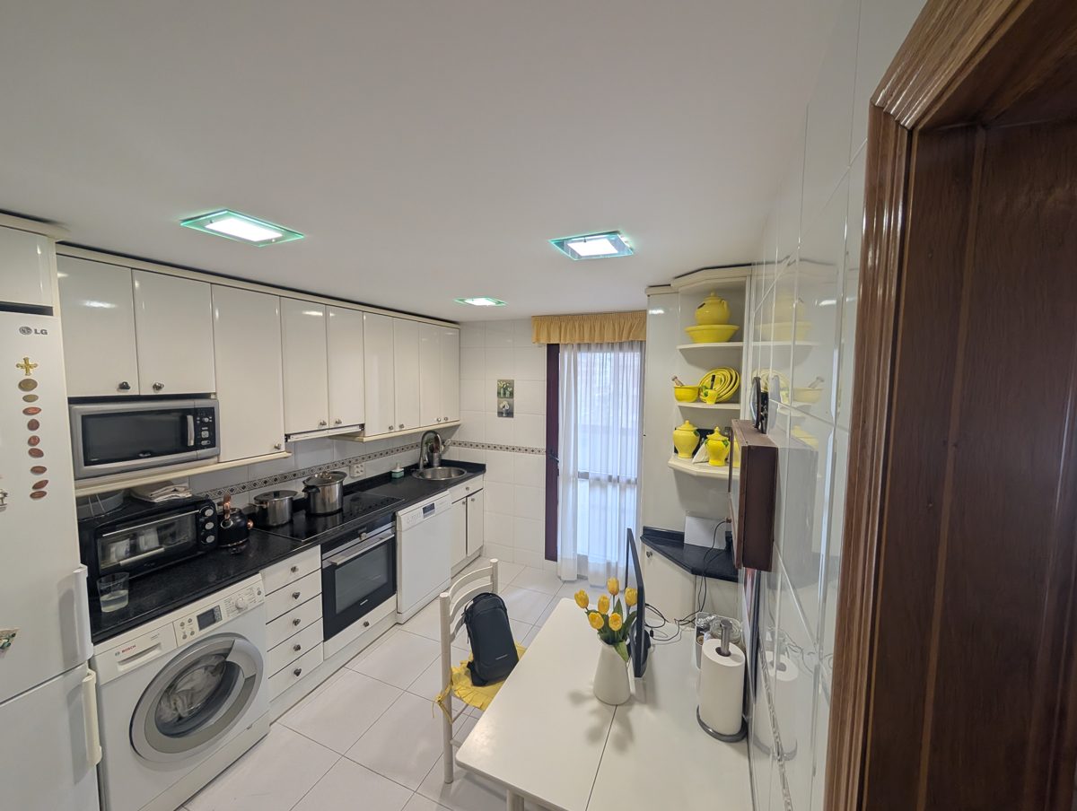 Empresas de reformas en Burgos - Reformas de baños, cocinas y tejados Cocina antigua con suelo de baldosa clara antes de la reforma, en una vivienda de Burgos capital