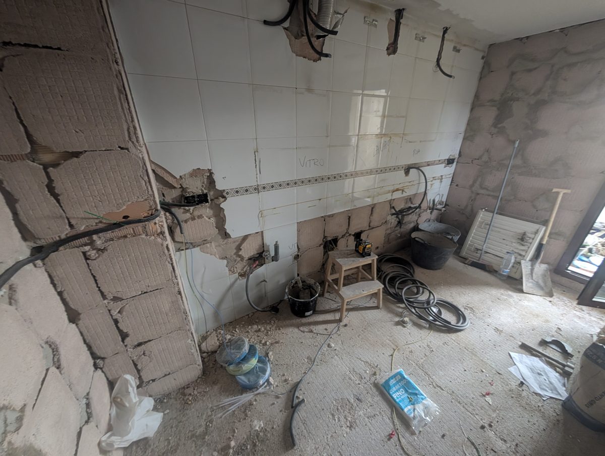 Empresas de reformas en Burgos - Reformas de baños, cocinas y tejados Cocina en demolición con el suelo y parte del alicatado levantados, Burgos