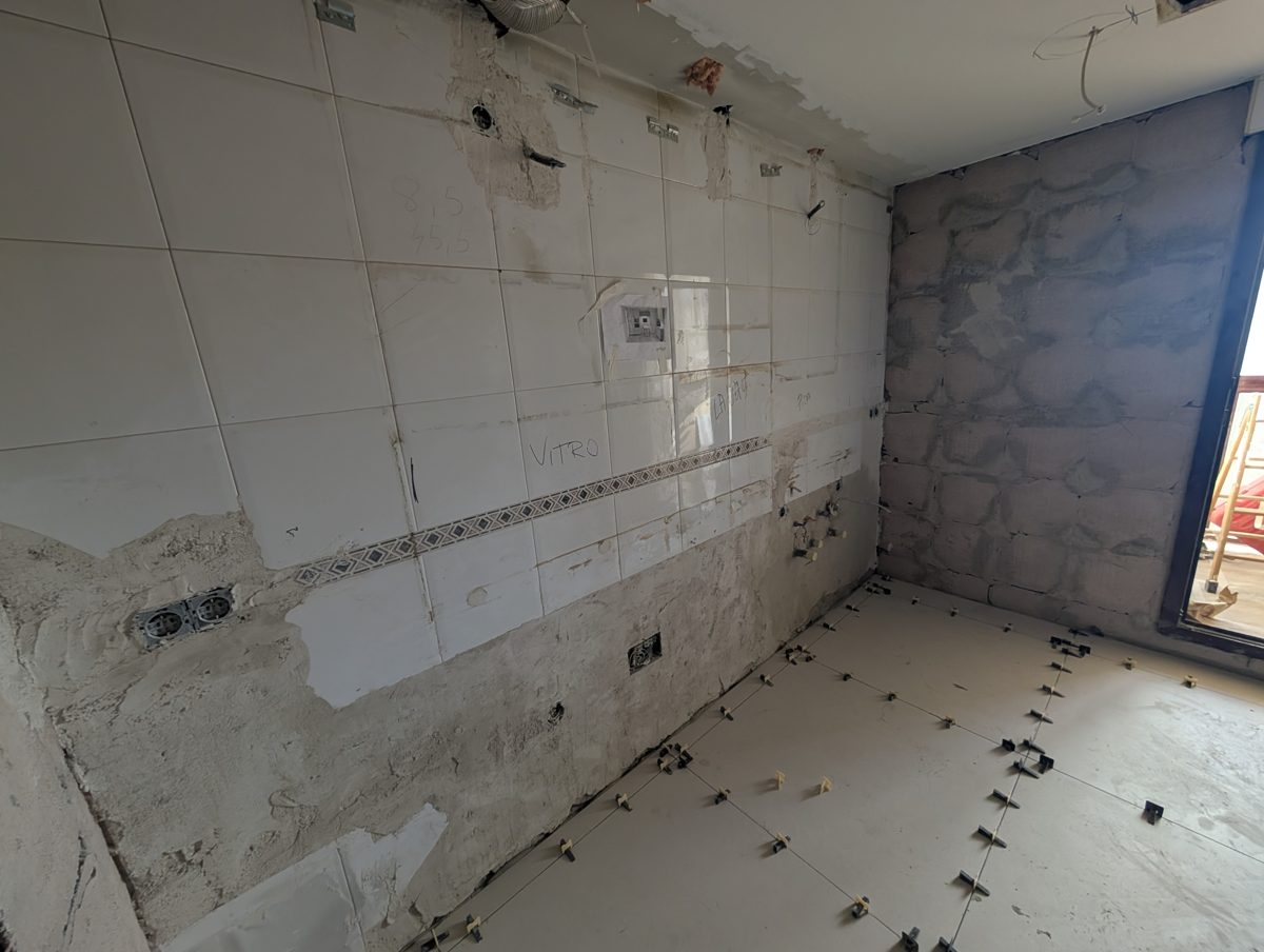 Empresas de reformas en Burgos - Reformas de baños, cocinas y tejados Colocación del suelo nuevo con sistema de nivelación de juntas en una cocina de Burgos