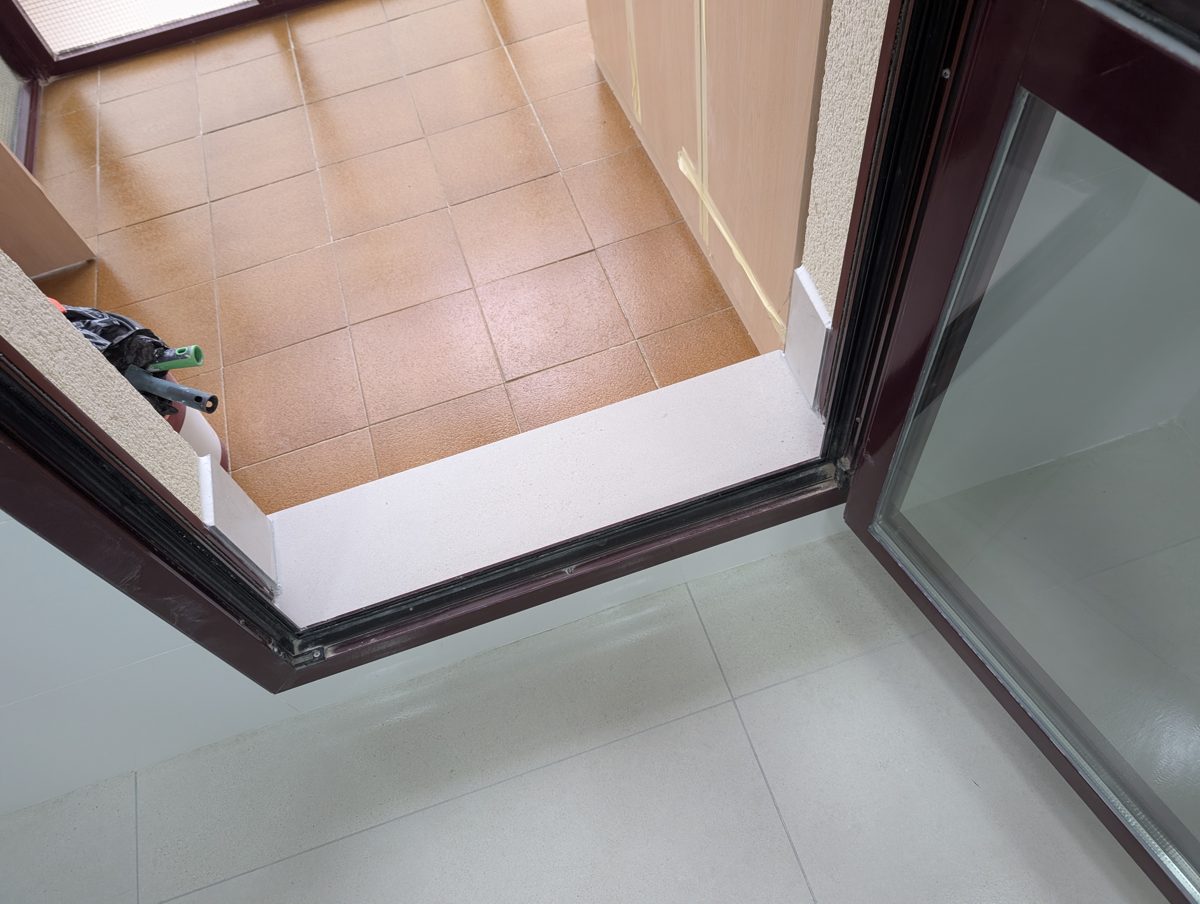Empresas de reformas en Burgos - Reformas de baños, cocinas y tejados Suelo nuevo de la cocina terminado junto a la puerta de la terraza, con el encuentro resuelto
