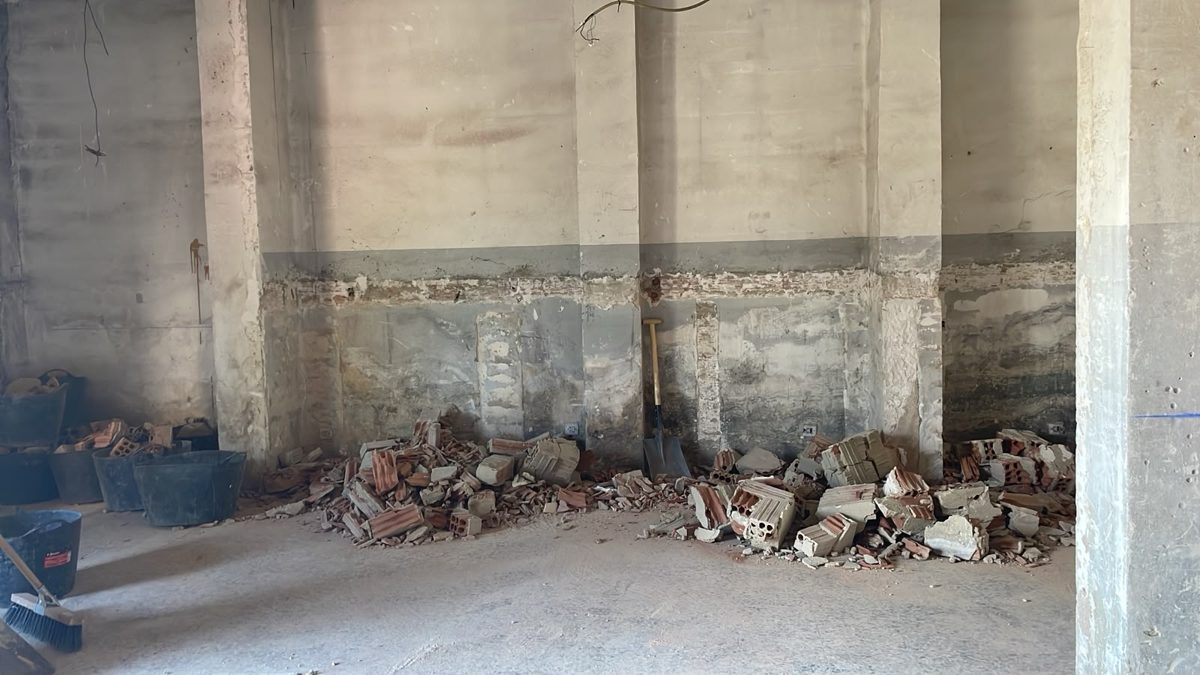 Parte baja de los muros de un local picada durante la reforma para convertirlo en vivienda en Burgos