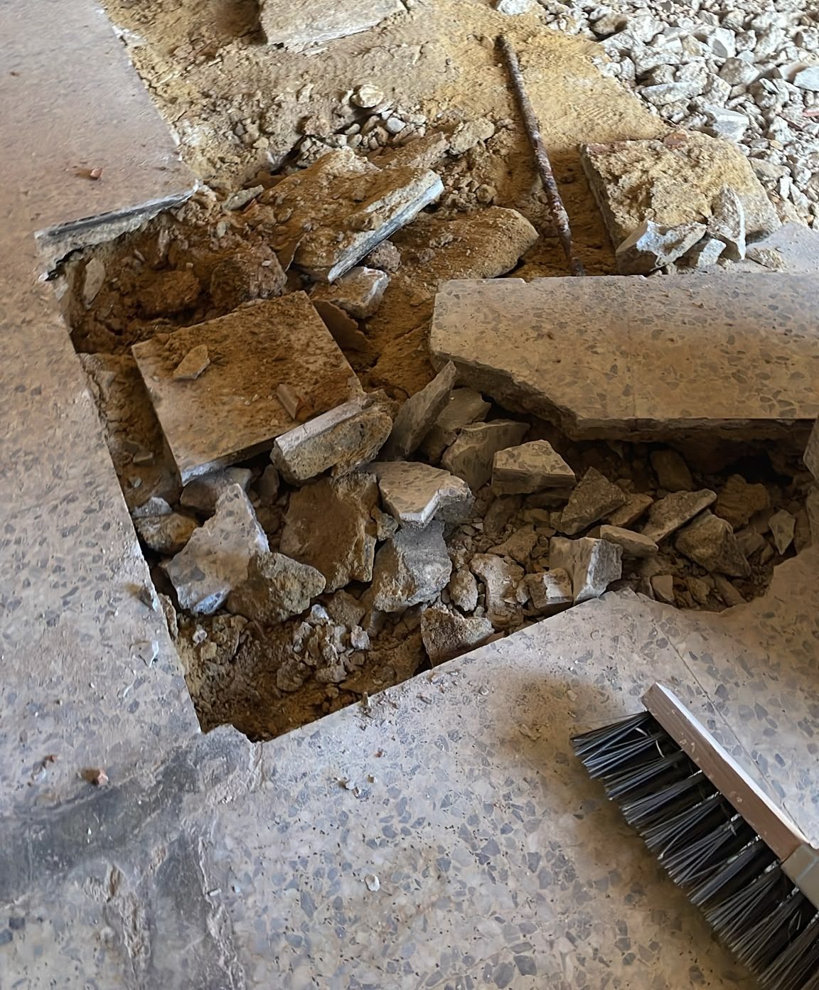 Suelo de un local abierto durante la obra de conversión en vivienda en Burgos capital
