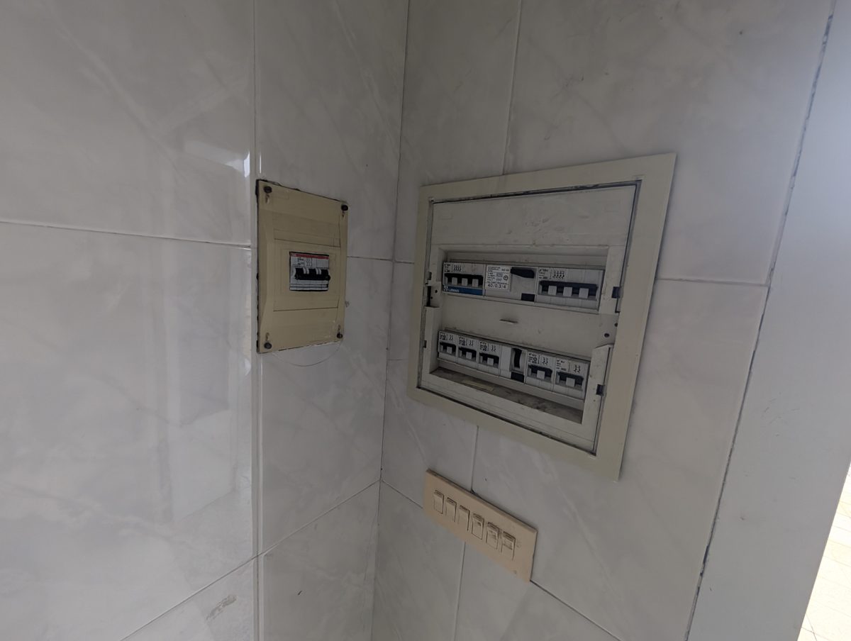 Empresas de reformas en Burgos - Reformas de baños, cocinas y tejados Cuadros eléctricos antiguos de un local comercial revisados en la visita previa a la reforma en Burgos