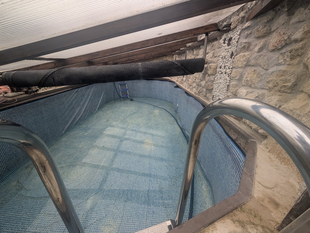 Empresas de reformas en Burgos - Reformas de baños, cocinas y tejados Piscina cubierta en una vivienda de Revilla Vallegera, Burgos, con humedades en el entorno